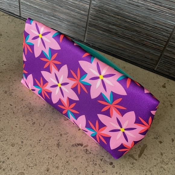 Clinique Makeup Bag & Makeup Remover bonus bottle - Picture 5 of 9